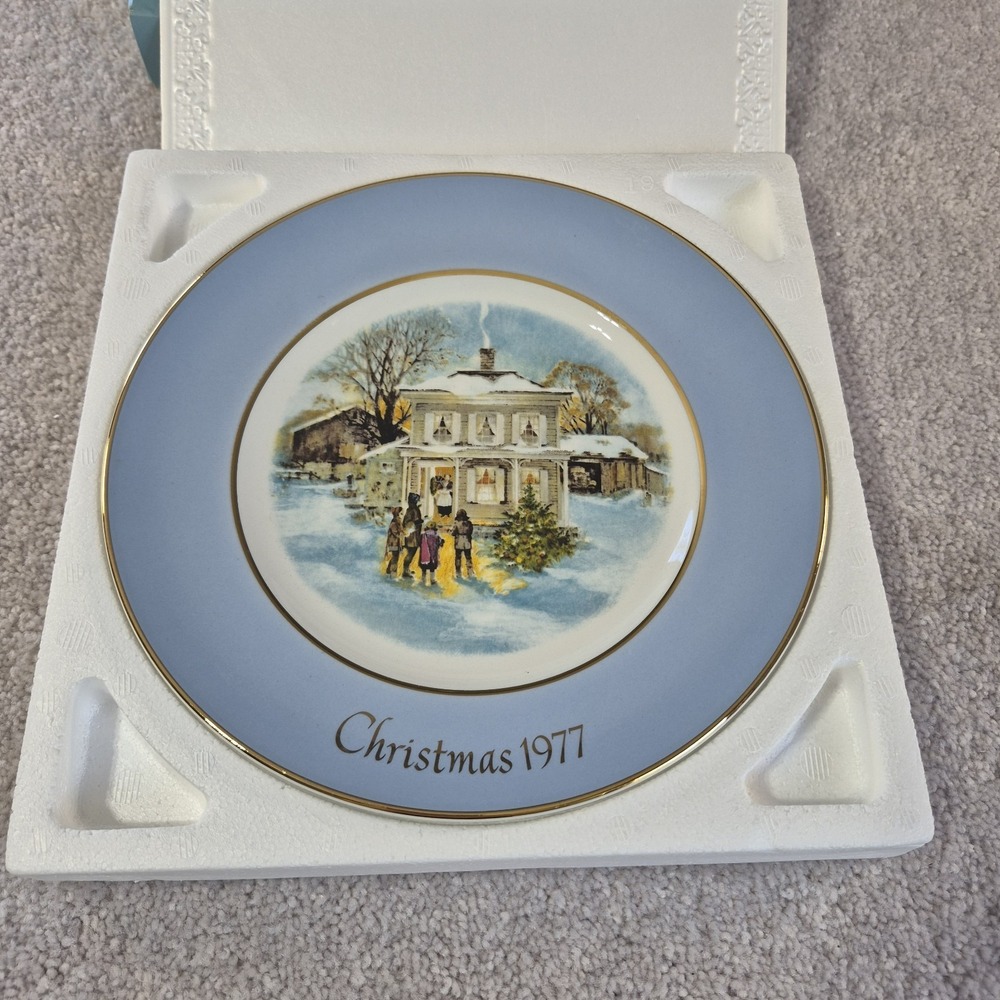 Avon Christmas Plate "Carollers In The Snow" 1977 Vintage 5th Ed 22k gold trim